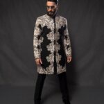 Eka Lakhani Instagram - Classic 🖤 @ranveersingh Wearing @manishmalhotra05 Sunglasses @dbeyewear @rkumaropticians Jewellery @tiffanyandco @reliancebrandsltd Watch @franckmuller_mea Footwear @coppermallet #StyledByEka Style Team @theradhikadhanuka @team___e Dress Team @harikrishgk1 Hair @aalimhakim @shahrukhshaikh9519 Makeup @mahadevanaik08 Photographed by @thestoryteller_india Managed by @aarti1980 •• #RanveerSingh #IndianFashion #MenInBlack #TeamE [ RanveerSingh, Ethnic Look, Manish Malhotra ]