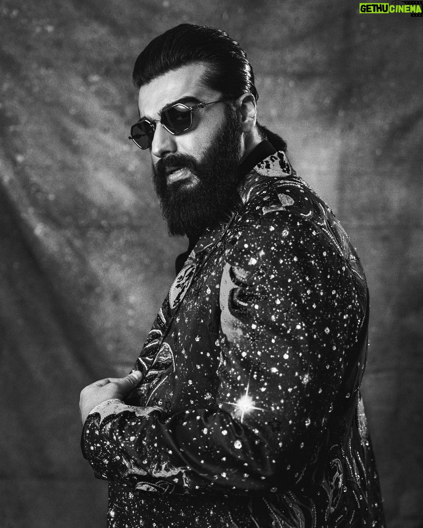 Eka Lakhani Instagram - š£š£ @arjunkapoor Wearing @manishmalhotraworld Accessories @esmecrystals @ascend.rohank #StyledByEka Style Team - @arzoonagraik @team___e Hair - @aalimhakim @bashir.hair Makeup - @vickybanatkar šø - @aadiiiii01 #ArjunKapoor #MensStyle #TeamE