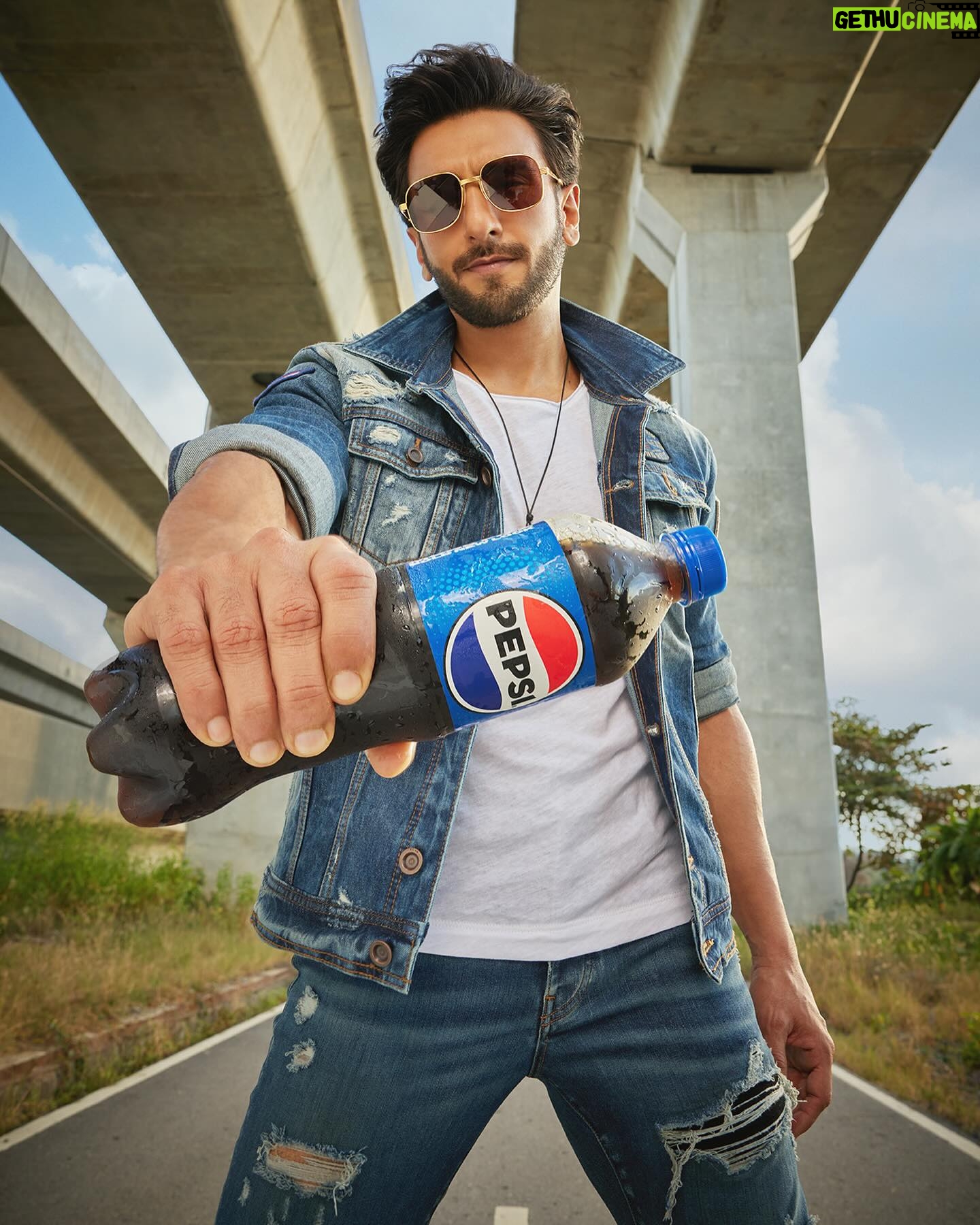 Eka Lakhani Instagram - @ranveersingh shot on location in Thailand for @pepsiindia 💙❤️ @shailja_joshi @mnxmyhm @sbpdxb @ekalakhani @aalimhakim @aarti1980 @mahadevnaik08 @jinal.jj @itsfatimabaluch @dejavusocial @manasvi18 @priamundra @mansii.agrawal @aashnabanaik @theartistsproject