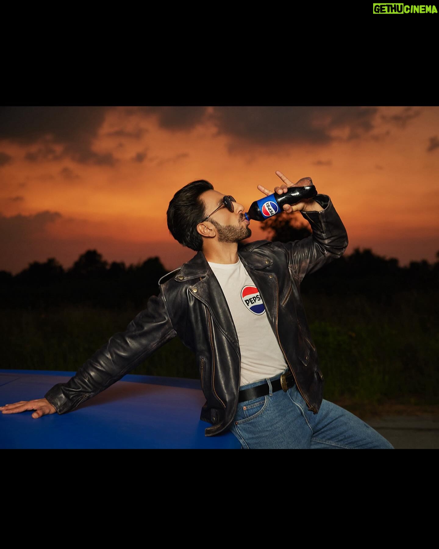 Eka Lakhani Instagram - @ranveersingh shot on location in Thailand for @pepsiindia 💙❤️ @shailja_joshi @mnxmyhm @sbpdxb @ekalakhani @aalimhakim @aarti1980 @mahadevnaik08 @jinal.jj @itsfatimabaluch @dejavusocial @manasvi18 @priamundra @mansii.agrawal @aashnabanaik @theartistsproject