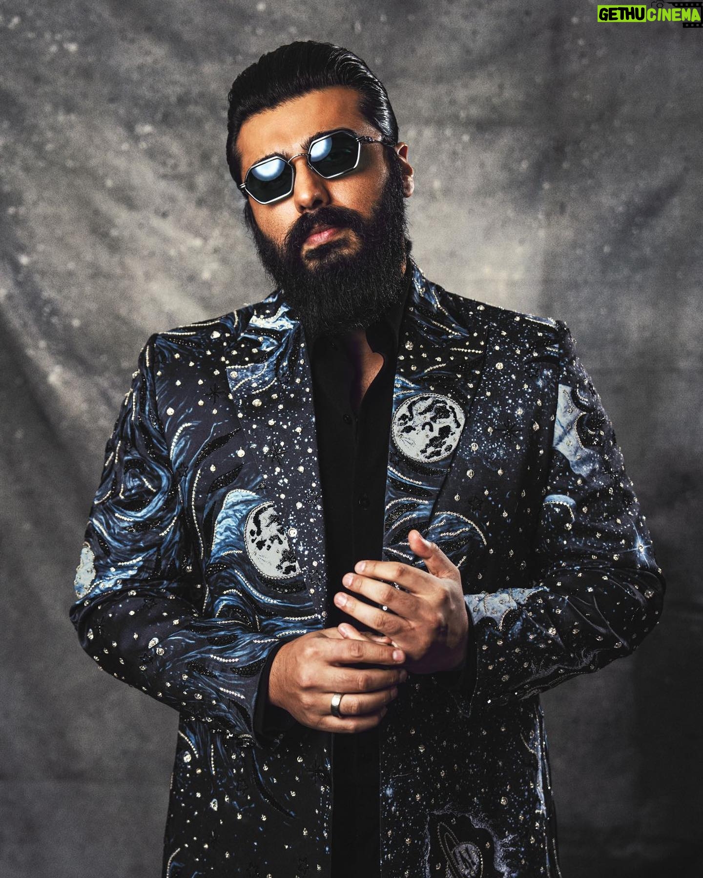 Eka Lakhani Instagram - š£š£ @arjunkapoor Wearing @manishmalhotraworld Accessories @esmecrystals @ascend.rohank #StyledByEka Style Team - @arzoonagraik @team___e Hair - @aalimhakim @bashir.hair Makeup - @vickybanatkar šø - @aadiiiii01 #ArjunKapoor #MensStyle #TeamE