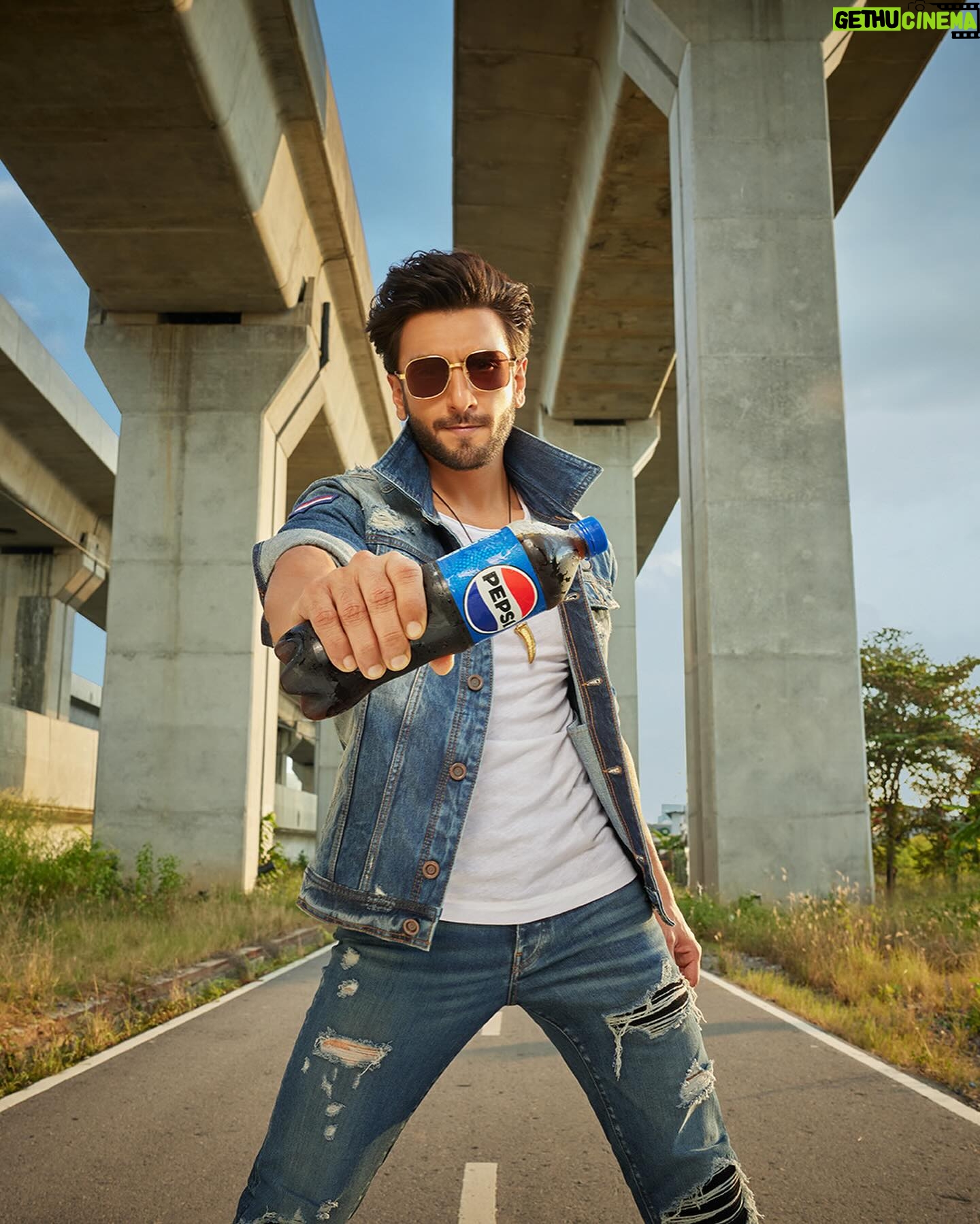 Eka Lakhani Instagram - @ranveersingh shot on location in Thailand for @pepsiindia 💙❤️ @shailja_joshi @mnxmyhm @sbpdxb @ekalakhani @aalimhakim @aarti1980 @mahadevnaik08 @jinal.jj @itsfatimabaluch @dejavusocial @manasvi18 @priamundra @mansii.agrawal @aashnabanaik @theartistsproject
