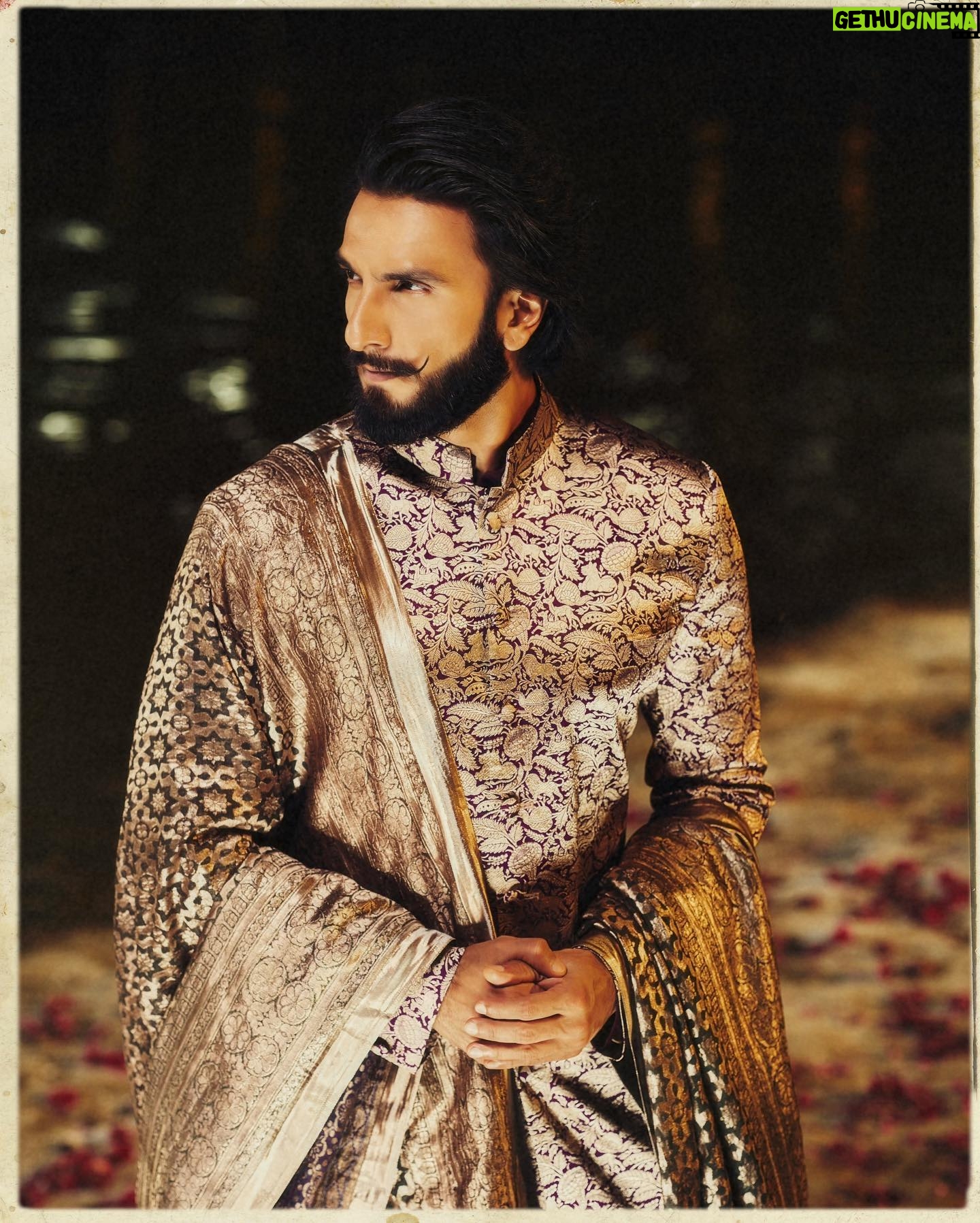 Eka Lakhani Instagram - A classic showcase of Banarasi artistry, celebrating the masterful craftsmanship of Bunkar community. ✨ @ranveersingh wearing @manishmalhotra05 @manishmalhotraworld #StyledByEka Style Team @theradhikadhanuka @team___e Draping @dolly.jain Dress Team @harikrishgk1 Hair @aalimhakim @shahrukhshaikh9519 Makeup @mahadevanaik08 Photographed by @vaishnavpraveen @thehouseofpixels Managed by @aarti1980
