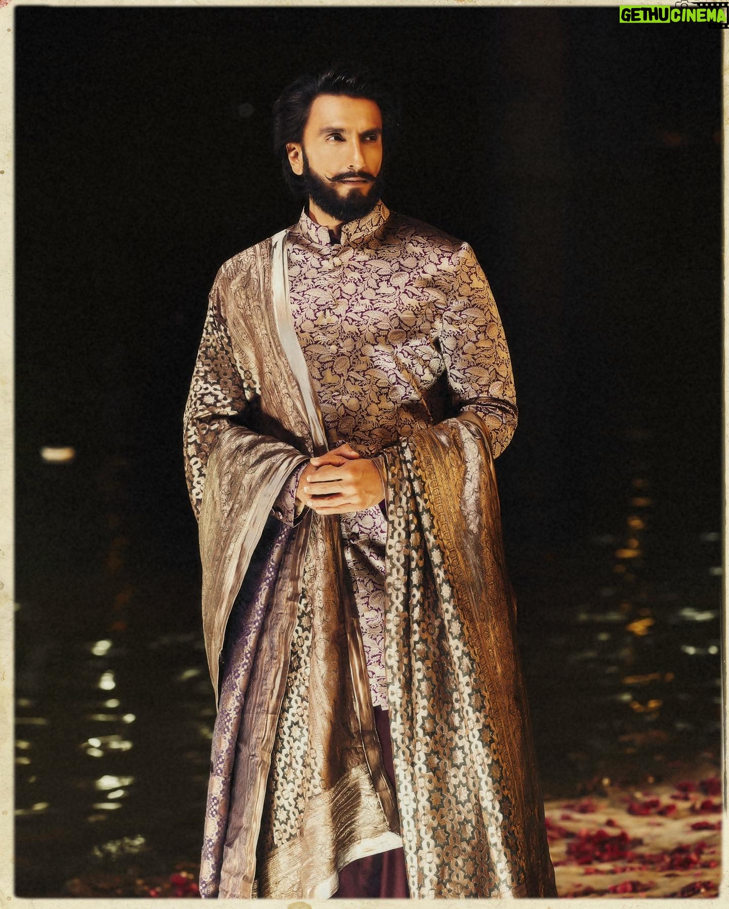 Eka Lakhani Instagram - A classic showcase of Banarasi artistry, celebrating the masterful craftsmanship of Bunkar community. ✨ @ranveersingh wearing @manishmalhotra05 @manishmalhotraworld #StyledByEka Style Team @theradhikadhanuka @team___e Draping @dolly.jain Dress Team @harikrishgk1 Hair @aalimhakim @shahrukhshaikh9519 Makeup @mahadevanaik08 Photographed by @vaishnavpraveen @thehouseofpixels Managed by @aarti1980