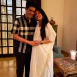 Eka Lakhani Instagram - A bit late for the ‘gram, but love knows no season, especially when it comes to #RRKPK! 🤍 Thank you @zeecineawards for the ‘Best Costume Designer’ award. Honoured to share it with the one and only @manishmalhotra05!! A big and special thanks to Karan for trusting me with this massive one. It’s been a delight designing looks for the heart-throb Rocky @ranveersingh, wish come true rather! Designing looks the entire cast of Rocky aur Rani; the Randhawa’s and the Chatterjee’s was special! 💫 @aapkadharam @totaroychoudhury @utterlychurni @kshiteejog @anjalidineshanand Always incomplete without my fab team @team___e and the entire crew.. HMU teams who helped create the vibrant characters of this world!♥️ @nupur_p @itsfatimabaluch @arzoonagraik @arpita.kc @anolishahudani @vastrakalakar @divyagupta_28 @aleena_abraham_