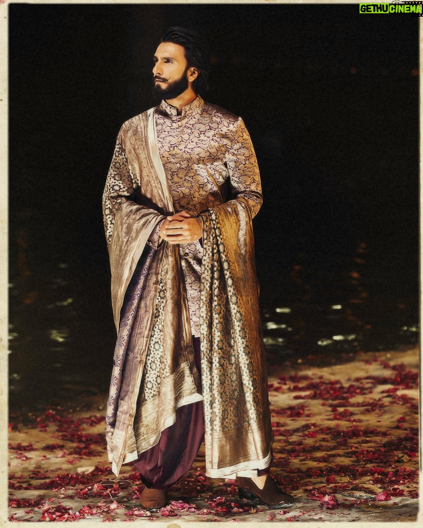 Eka Lakhani Instagram - A classic showcase of Banarasi artistry, celebrating the masterful craftsmanship of Bunkar community. ✨ @ranveersingh wearing @manishmalhotra05 @manishmalhotraworld #StyledByEka Style Team @theradhikadhanuka @team___e Draping @dolly.jain Dress Team @harikrishgk1 Hair @aalimhakim @shahrukhshaikh9519 Makeup @mahadevanaik08 Photographed by @vaishnavpraveen @thehouseofpixels Managed by @aarti1980