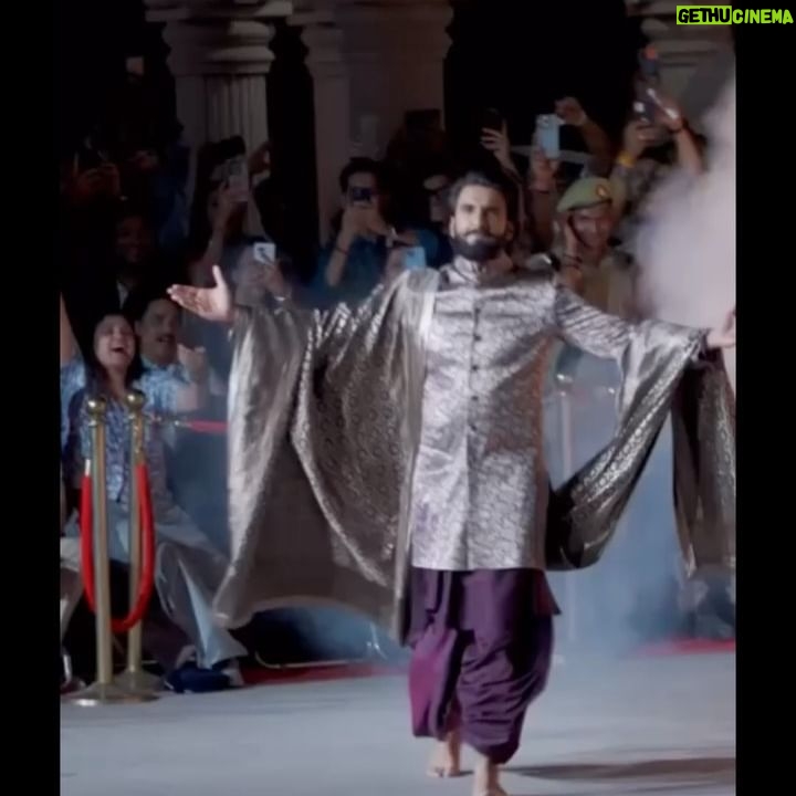 Eka Lakhani Instagram - A classic showcase of Banarasi artistry, celebrating the masterful craftsmanship of Bunkar community. ✨ @ranveersingh wearing @manishmalhotra05 @manishmalhotraworld #StyledByEka Style Team @theradhikadhanuka @team___e Draping @dolly.jain Dress Team @harikrishgk1 Hair @aalimhakim @shahrukhshaikh9519 Makeup @mahadevanaik08 Photographed by @vaishnavpraveen @thehouseofpixels Managed by @aarti1980