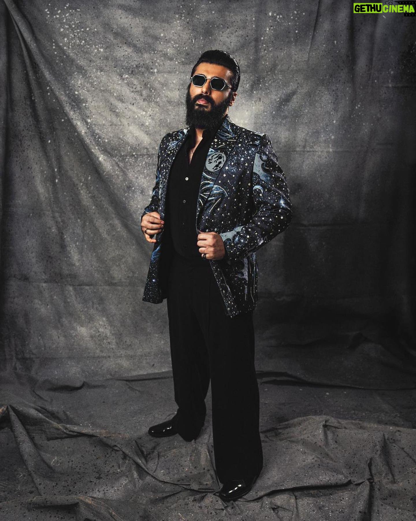 Eka Lakhani Instagram - š£š£ @arjunkapoor Wearing @manishmalhotraworld Accessories @esmecrystals @ascend.rohank #StyledByEka Style Team - @arzoonagraik @team___e Hair - @aalimhakim @bashir.hair Makeup - @vickybanatkar šø - @aadiiiii01 #ArjunKapoor #MensStyle #TeamE