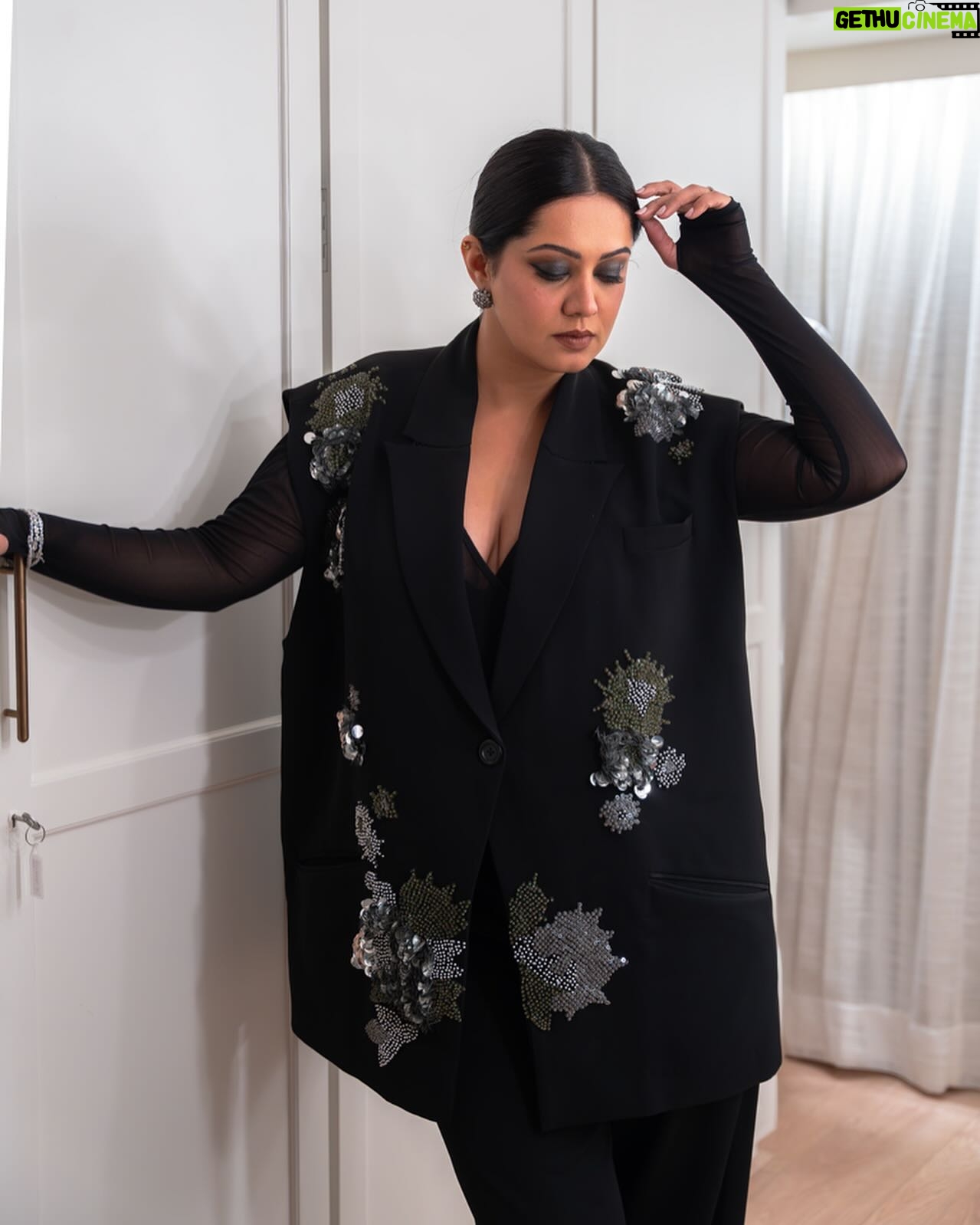Eka Lakhani Instagram - Once in a while, when stylists get to play the dress-up game! Thank you @pinkvilla for the ‘Most Popular Stylist’ award. 🦋🖤 Thank you @karanjohar for trusting me and making me realise I could be a stylist even while being a costume designer. Thank you @ranveersingh for giving me a chance while I started my journey as a men’s stylist! My main two men 💕 This one is for my team, my backbone @team___e 💕 Wearing @kanikagoyallabel Bodysuit @shopmonokrom Jewellery @ayanasilverjewellery @ascend.rohank Styled with @nupur_p @team___e HMU Artist @khan_do_makeup 📸 @_sakshidoiphode @entouragetalents @renukasannake
