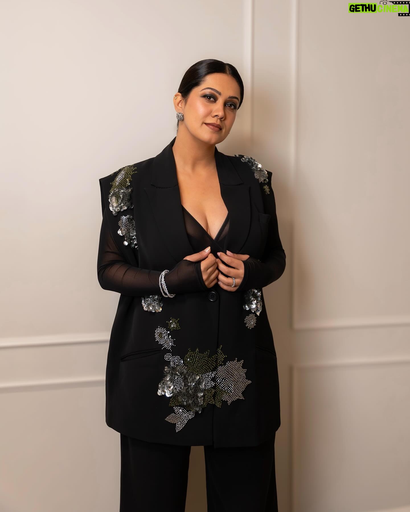 Eka Lakhani Instagram - Once in a while, when stylists get to play the dress-up game! Thank you @pinkvilla for the ‘Most Popular Stylist’ award. 🦋🖤 Thank you @karanjohar for trusting me and making me realise I could be a stylist even while being a costume designer. Thank you @ranveersingh for giving me a chance while I started my journey as a men’s stylist! My main two men 💕 This one is for my team, my backbone @team___e 💕 Wearing @kanikagoyallabel Bodysuit @shopmonokrom Jewellery @ayanasilverjewellery @ascend.rohank Styled with @nupur_p @team___e HMU Artist @khan_do_makeup 📸 @_sakshidoiphode @entouragetalents @renukasannake