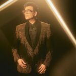 Eka Lakhani Instagram - In the Spotlight! 💛 @karanjohar for Loréal Pro Education’s Finale. Wearing @rohitgandhirahulkhanna @elevate_promotions Eyewear @dior @loewe Ring @chicorychai Footwear @coppermallet #StyledByEka Style team @arpita.kc @mayuri_srivastava @team___e Hair @darshanyewalekar Makeup @paresh_kalgutkar Managed by @len5bm Photographed by @sheldon.santos #KaranJohar #BlingBling #TeamE