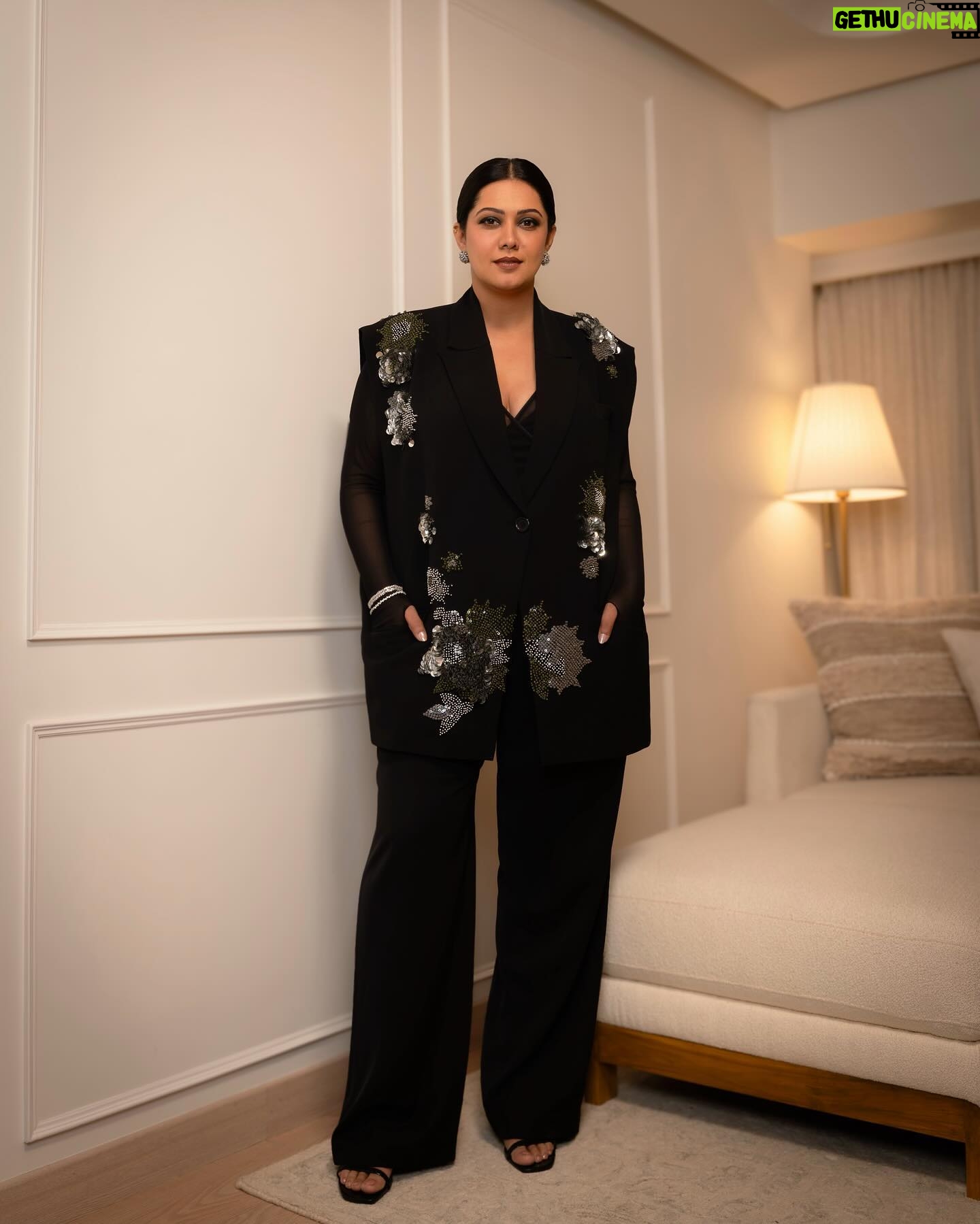 Eka Lakhani Instagram - Once in a while, when stylists get to play the dress-up game! Thank you @pinkvilla for the ‘Most Popular Stylist’ award. 🦋🖤 Thank you @karanjohar for trusting me and making me realise I could be a stylist even while being a costume designer. Thank you @ranveersingh for giving me a chance while I started my journey as a men’s stylist! My main two men 💕 This one is for my team, my backbone @team___e 💕 Wearing @kanikagoyallabel Bodysuit @shopmonokrom Jewellery @ayanasilverjewellery @ascend.rohank Styled with @nupur_p @team___e HMU Artist @khan_do_makeup 📸 @_sakshidoiphode @entouragetalents @renukasannake
