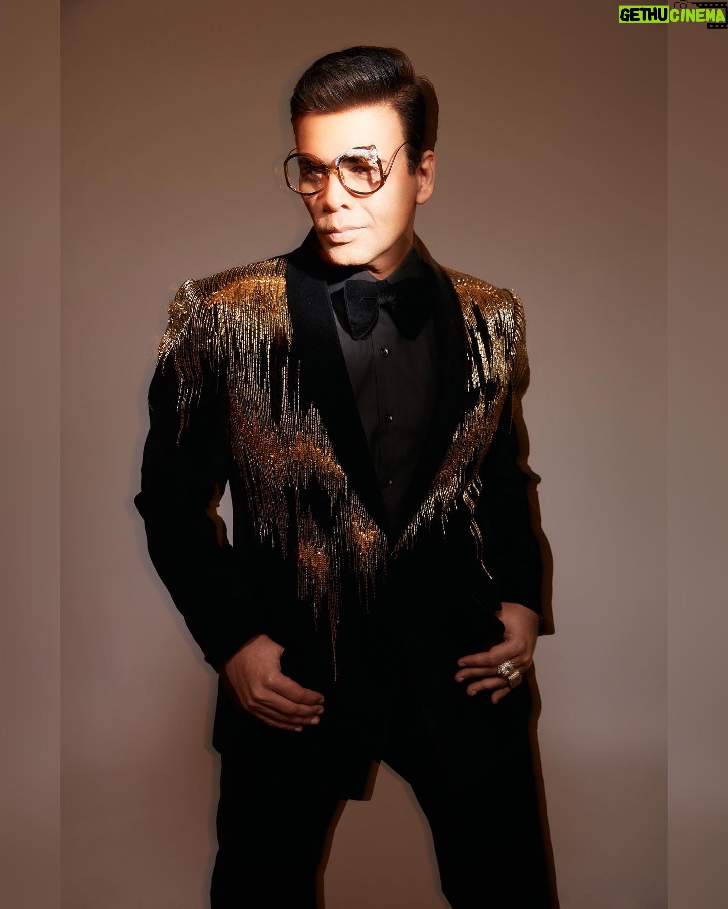 Eka Lakhani Instagram - ♠️!! @karanjohar for @pinkvilla style awards! Wearing @gauravguptaofficial Eyewear @annakarinkarlssonofficial Footwear @coppermallet #StyledByEka Style team @arpita.kc @mayuri_srivastava @team___e Hair @rajeev_gogoi Makeup @paresh_kalgutkar Managed by @len5bm Photographed by @rahuljhangiani #KaranJohar #BlingBling #TeamE #PinkvillaStyle