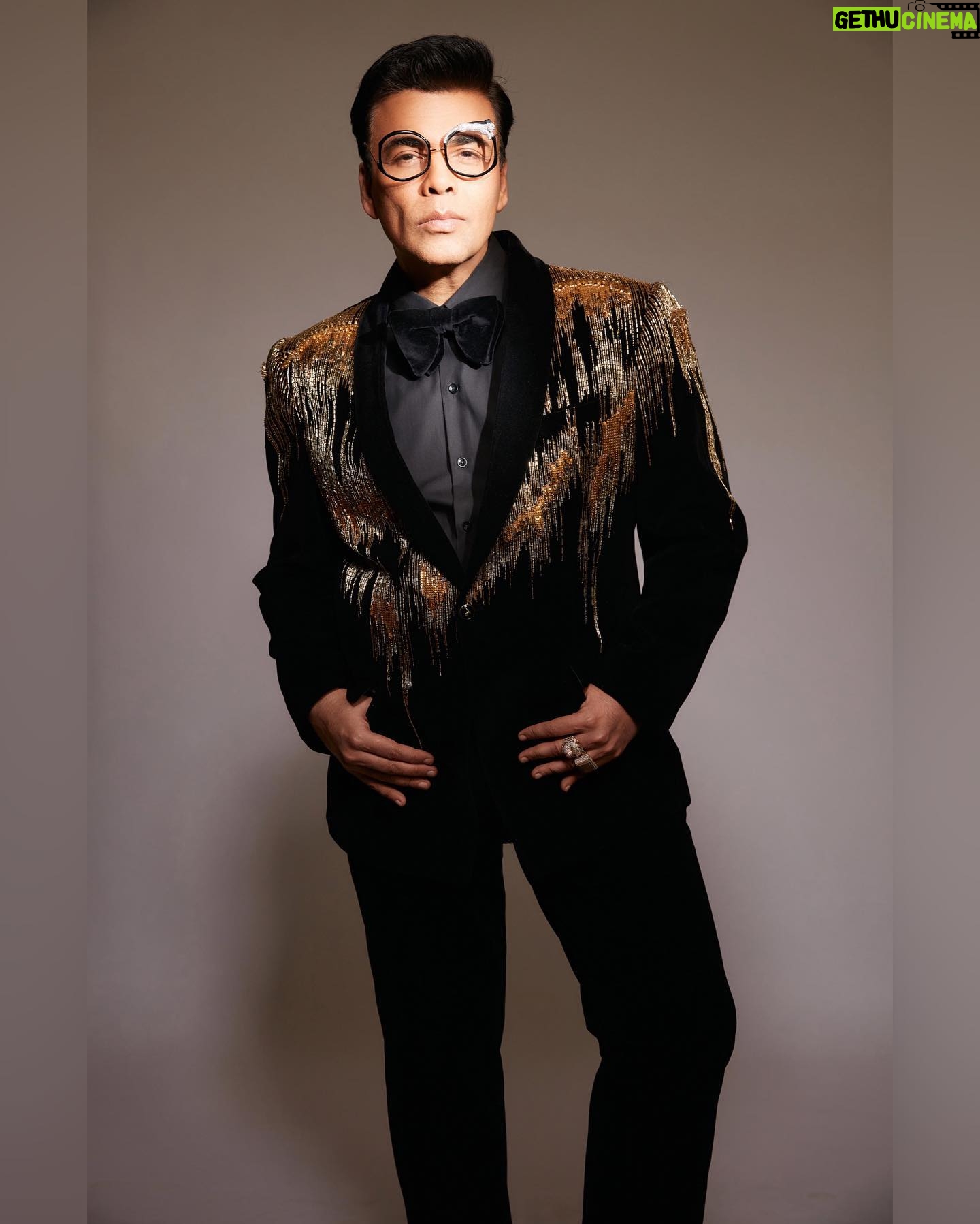Eka Lakhani Instagram - ♠️!! @karanjohar for @pinkvilla style awards! Wearing @gauravguptaofficial Eyewear @annakarinkarlssonofficial Footwear @coppermallet #StyledByEka Style team @arpita.kc @mayuri_srivastava @team___e Hair @rajeev_gogoi Makeup @paresh_kalgutkar Managed by @len5bm Photographed by @rahuljhangiani #KaranJohar #BlingBling #TeamE #PinkvillaStyle