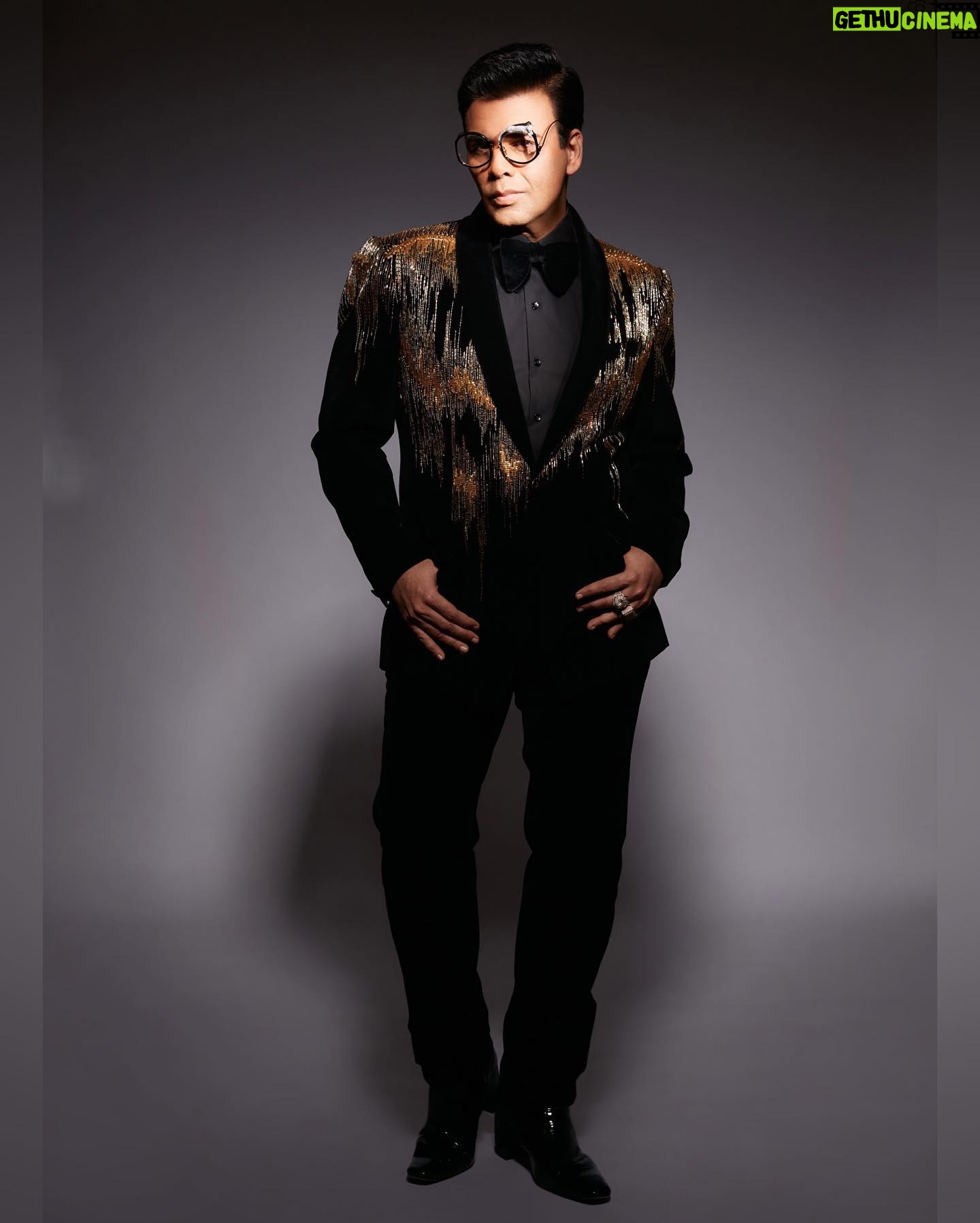 Eka Lakhani Instagram - ♠️!! @karanjohar for @pinkvilla style awards! Wearing @gauravguptaofficial Eyewear @annakarinkarlssonofficial Footwear @coppermallet #StyledByEka Style team @arpita.kc @mayuri_srivastava @team___e Hair @rajeev_gogoi Makeup @paresh_kalgutkar Managed by @len5bm Photographed by @rahuljhangiani #KaranJohar #BlingBling #TeamE #PinkvillaStyle