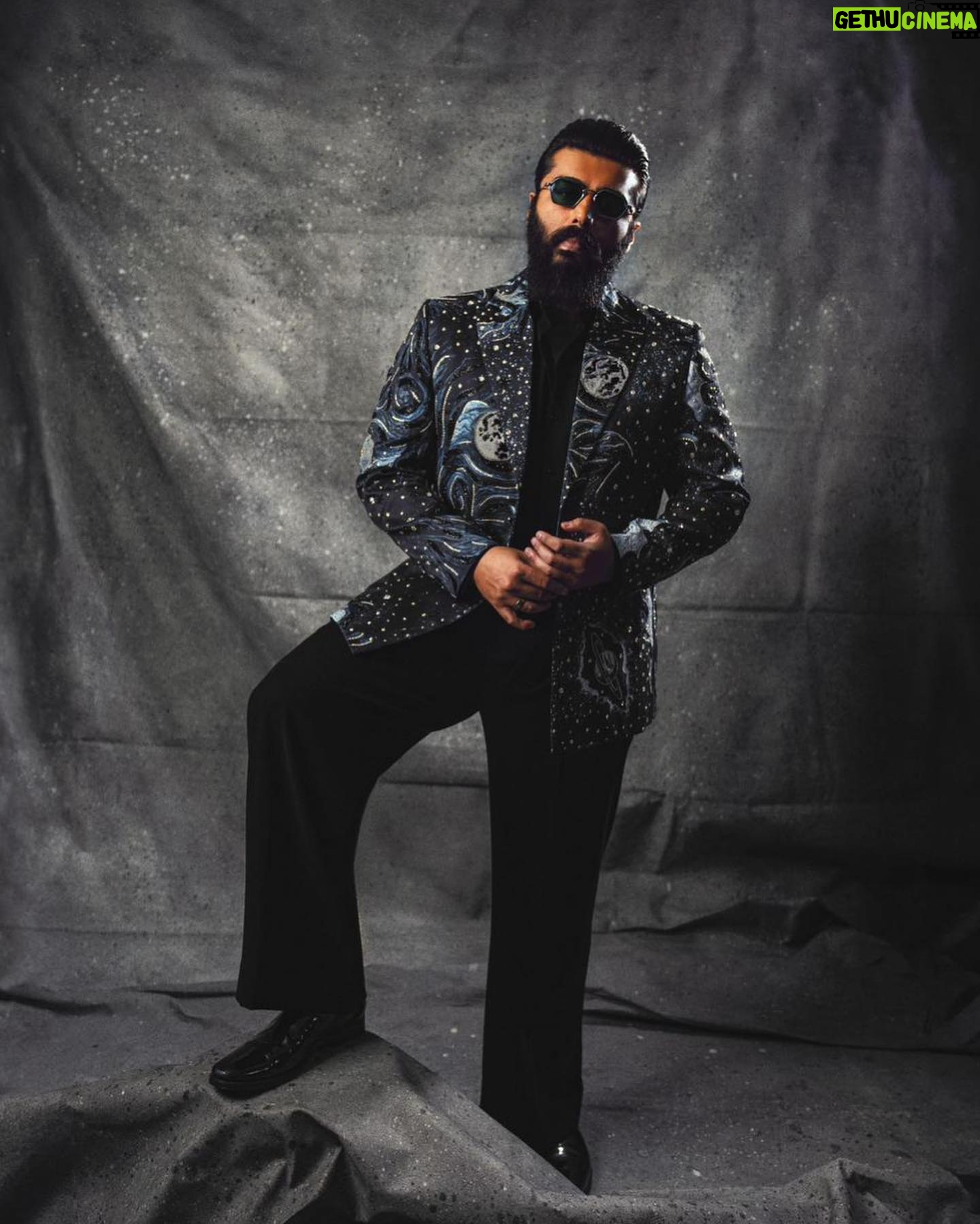 Eka Lakhani Instagram - š£š£ @arjunkapoor Wearing @manishmalhotraworld Accessories @esmecrystals @ascend.rohank #StyledByEka Style Team - @arzoonagraik @team___e Hair - @aalimhakim @bashir.hair Makeup - @vickybanatkar šø - @aadiiiii01 #ArjunKapoor #MensStyle #TeamE