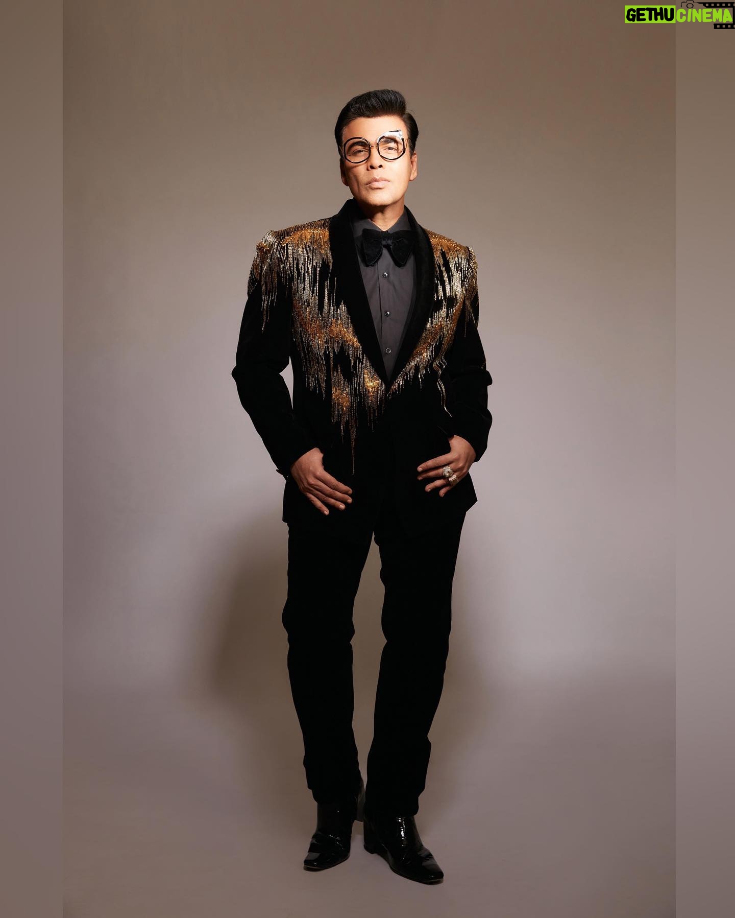 Eka Lakhani Instagram - ♠️!! @karanjohar for @pinkvilla style awards! Wearing @gauravguptaofficial Eyewear @annakarinkarlssonofficial Footwear @coppermallet #StyledByEka Style team @arpita.kc @mayuri_srivastava @team___e Hair @rajeev_gogoi Makeup @paresh_kalgutkar Managed by @len5bm Photographed by @rahuljhangiani #KaranJohar #BlingBling #TeamE #PinkvillaStyle