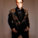 Eka Lakhani Instagram – ♠️!! @karanjohar for @pinkvilla style awards!
Wearing @gauravguptaofficial
Eyewear @annakarinkarlssonofficial
Footwear @coppermallet
#StyledByEka
Style team @arpita.kc @mayuri_srivastava @team___e
Hair @rajeev_gogoi
Makeup @paresh_kalgutkar
Managed by @len5bm
Photographed by @rahuljhangiani
#KaranJohar #BlingBling #TeamE #PinkvillaStyle