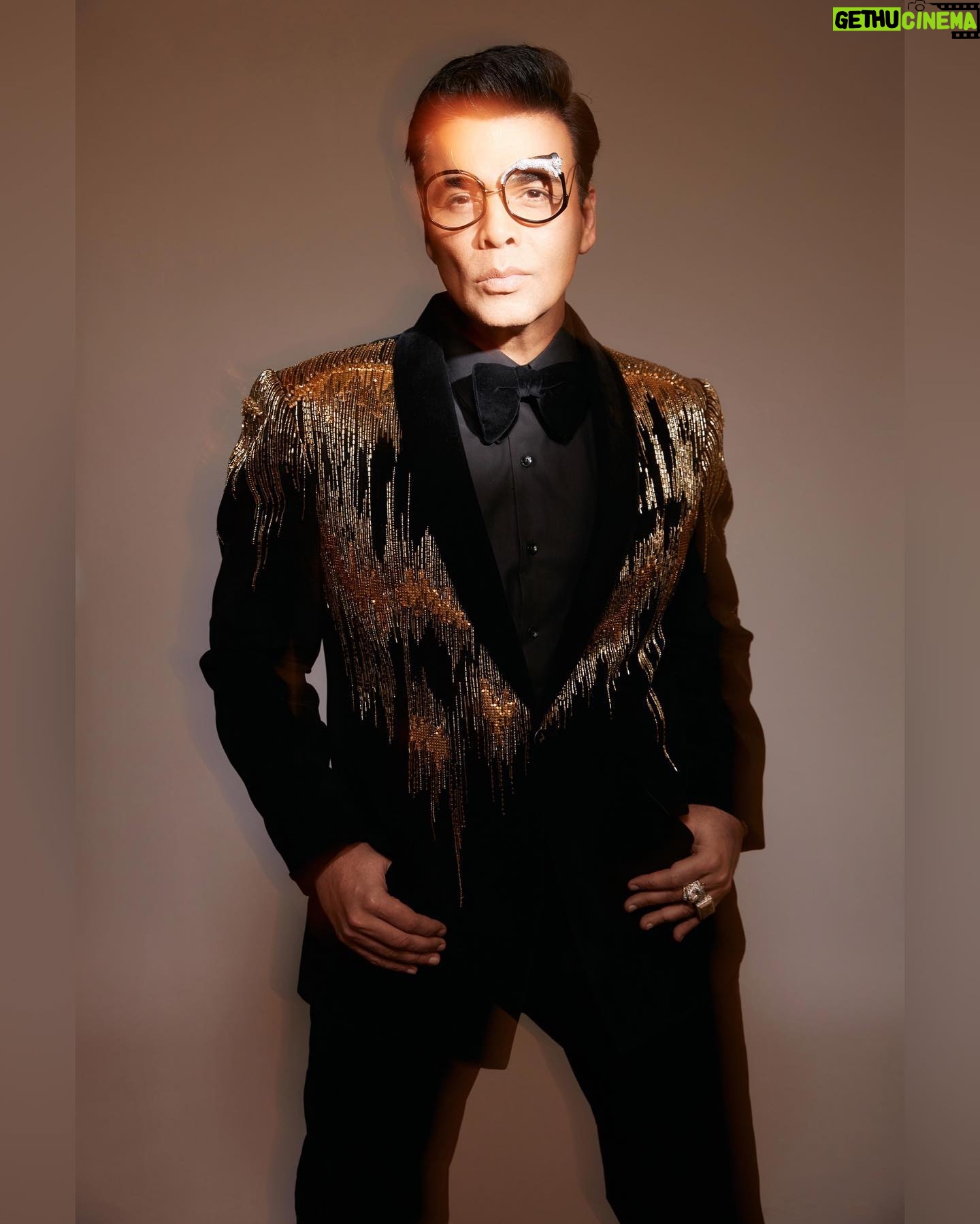 Eka Lakhani Instagram - ♠️!! @karanjohar for @pinkvilla style awards! Wearing @gauravguptaofficial Eyewear @annakarinkarlssonofficial Footwear @coppermallet #StyledByEka Style team @arpita.kc @mayuri_srivastava @team___e Hair @rajeev_gogoi Makeup @paresh_kalgutkar Managed by @len5bm Photographed by @rahuljhangiani #KaranJohar #BlingBling #TeamE #PinkvillaStyle