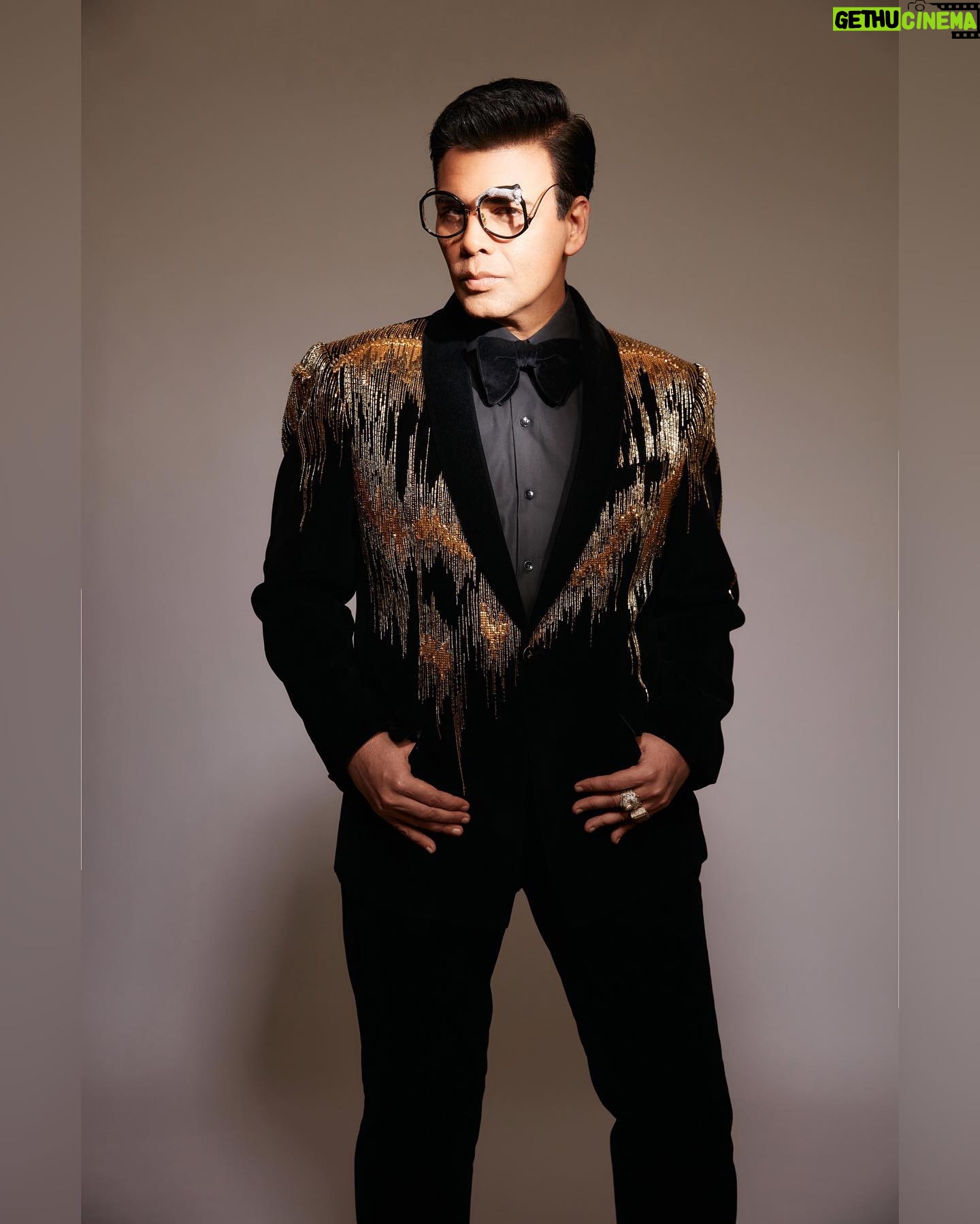 Eka Lakhani Instagram - ♠️!! @karanjohar for @pinkvilla style awards! Wearing @gauravguptaofficial Eyewear @annakarinkarlssonofficial Footwear @coppermallet #StyledByEka Style team @arpita.kc @mayuri_srivastava @team___e Hair @rajeev_gogoi Makeup @paresh_kalgutkar Managed by @len5bm Photographed by @rahuljhangiani #KaranJohar #BlingBling #TeamE #PinkvillaStyle