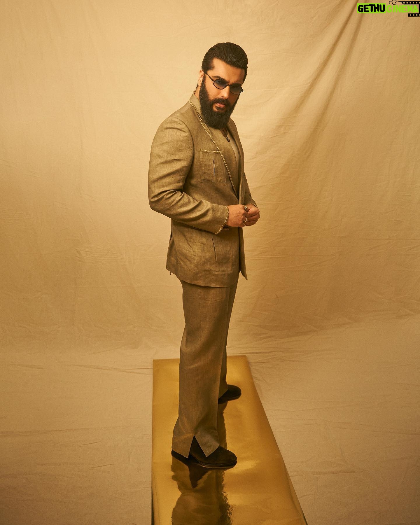 Eka Lakhani Instagram - Blazing trails! @arjunkapoor wearing @anamikakhanna.in Eyewear @capoteeyewear @rkumaropticians #StyledByEka Style team @arzoonagraik @team___e Hair @aalimhakim đ¸ @vidhigodha #ArjunKapoor #Blazer #SuitUp #TeamE