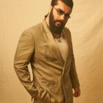 Eka Lakhani Instagram – Blazing trails! @arjunkapoor wearing @anamikakhanna.in
Eyewear @capoteeyewear @rkumaropticians
#StyledByEka
Style team @arzoonagraik @team___e
Hair @aalimhakim
📸 @vidhigodha
#ArjunKapoor #Blazer #SuitUp #TeamE