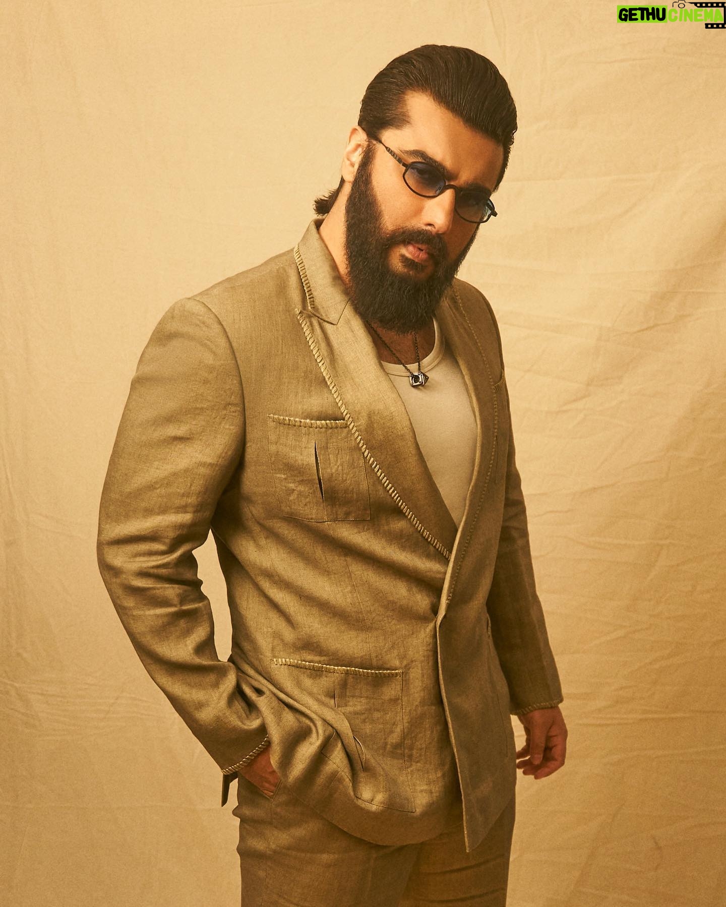 Eka Lakhani Instagram - Blazing trails! @arjunkapoor wearing @anamikakhanna.in Eyewear @capoteeyewear @rkumaropticians #StyledByEka Style team @arzoonagraik @team___e Hair @aalimhakim đ¸ @vidhigodha #ArjunKapoor #Blazer #SuitUp #TeamE