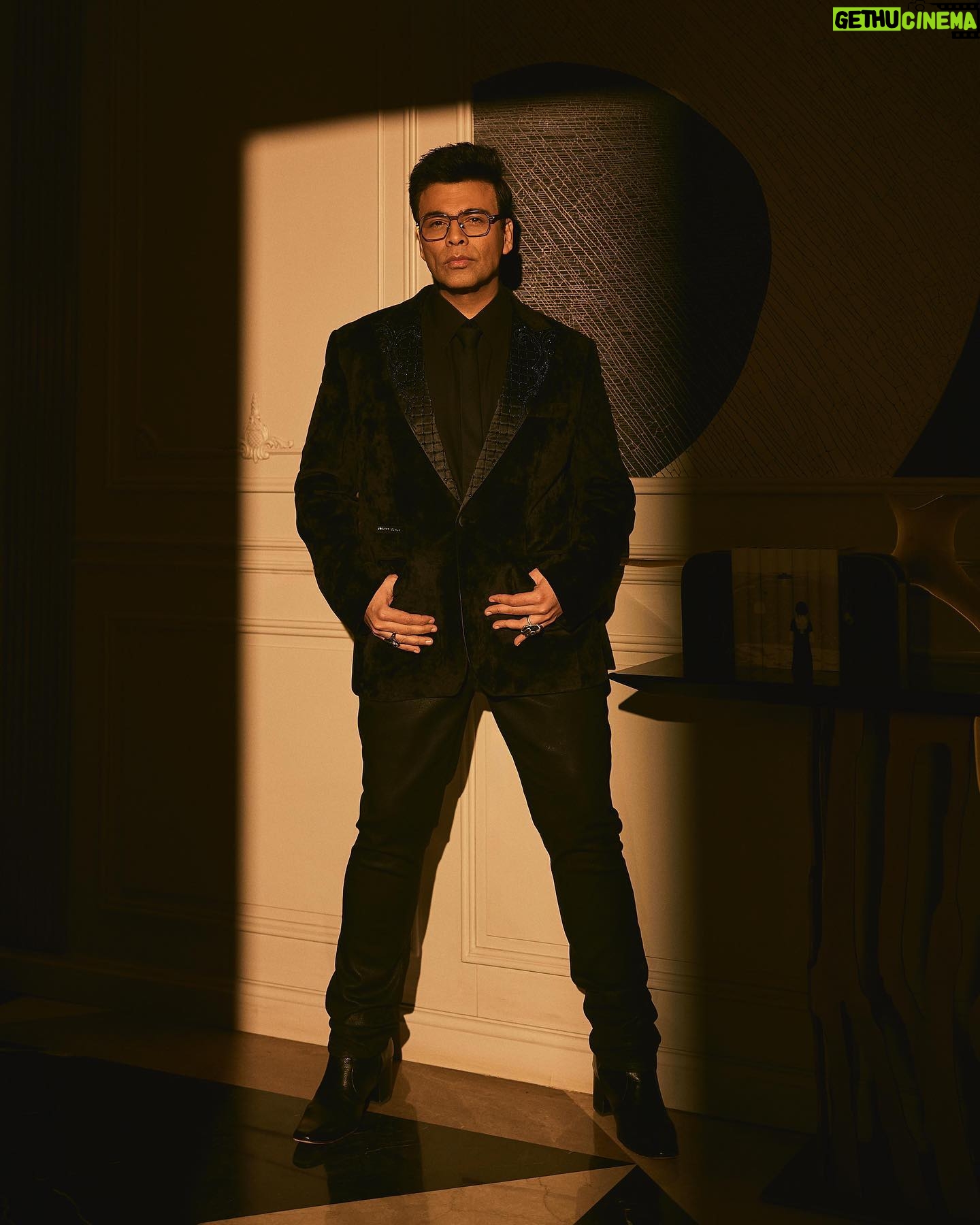 Eka Lakhani Instagram - Owning the moment! Spotlight ready! 🖤 @karanjohar last night for @criticschoiceindia awards. Wearing @philipppleinofficial Eyewear @philipppleinofficial @rkumaropticians Ring @vetements_official @amrapalijewels Footwear @coppermallet #StyledByEka Style team @arpita.kc @mayuri_srivastava @team___e Hair @rajeev_gogoi Makeup @paresh_kalgutkar Managed by @len5bm Photographed by @sheldon.santos #KaranJohar #TeamE #SuitUp #CriticsChoice