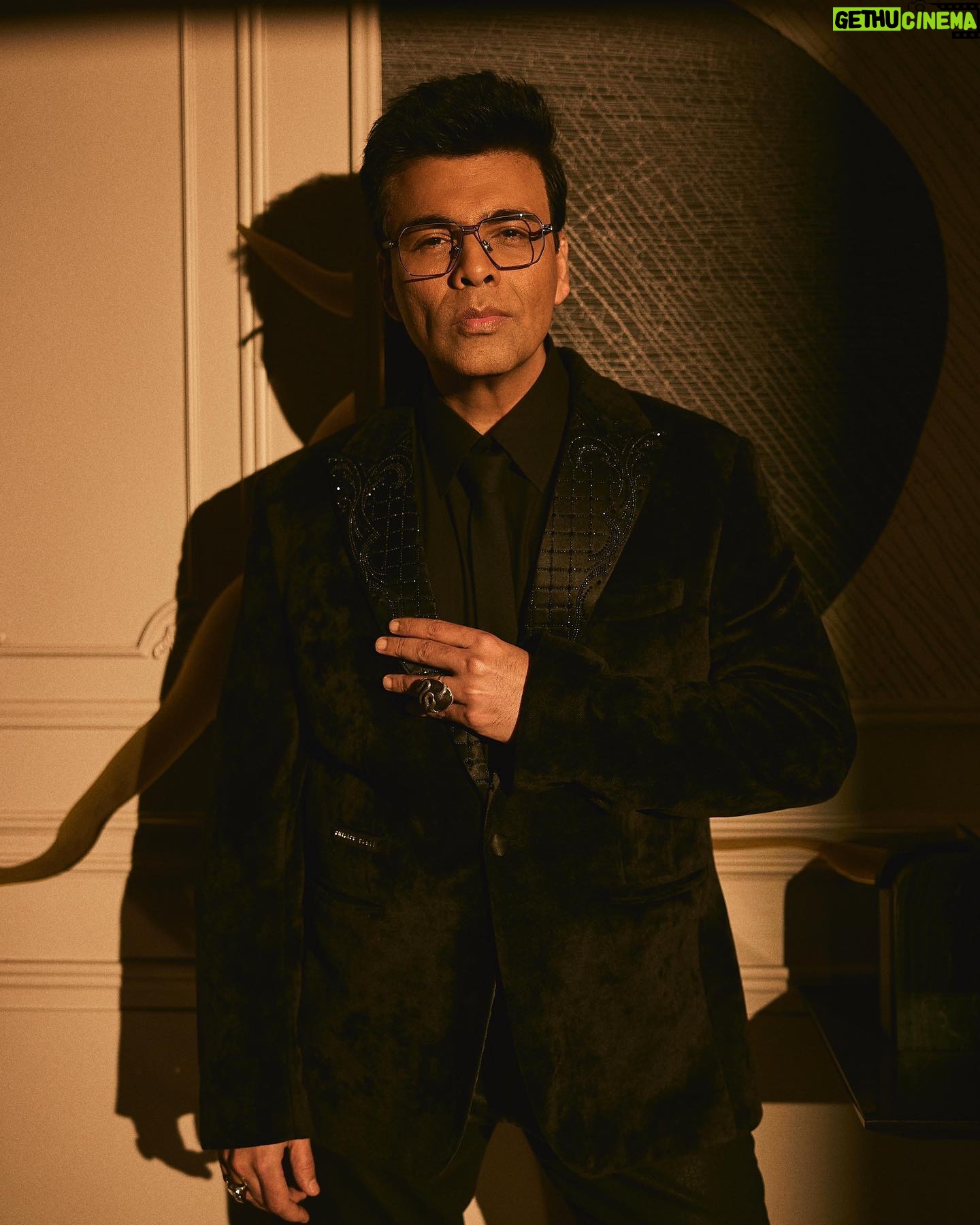Eka Lakhani Instagram - Owning the moment! Spotlight ready! 🖤 @karanjohar last night for @criticschoiceindia awards. Wearing @philipppleinofficial Eyewear @philipppleinofficial @rkumaropticians Ring @vetements_official @amrapalijewels Footwear @coppermallet #StyledByEka Style team @arpita.kc @mayuri_srivastava @team___e Hair @rajeev_gogoi Makeup @paresh_kalgutkar Managed by @len5bm Photographed by @sheldon.santos #KaranJohar #TeamE #SuitUp #CriticsChoice
