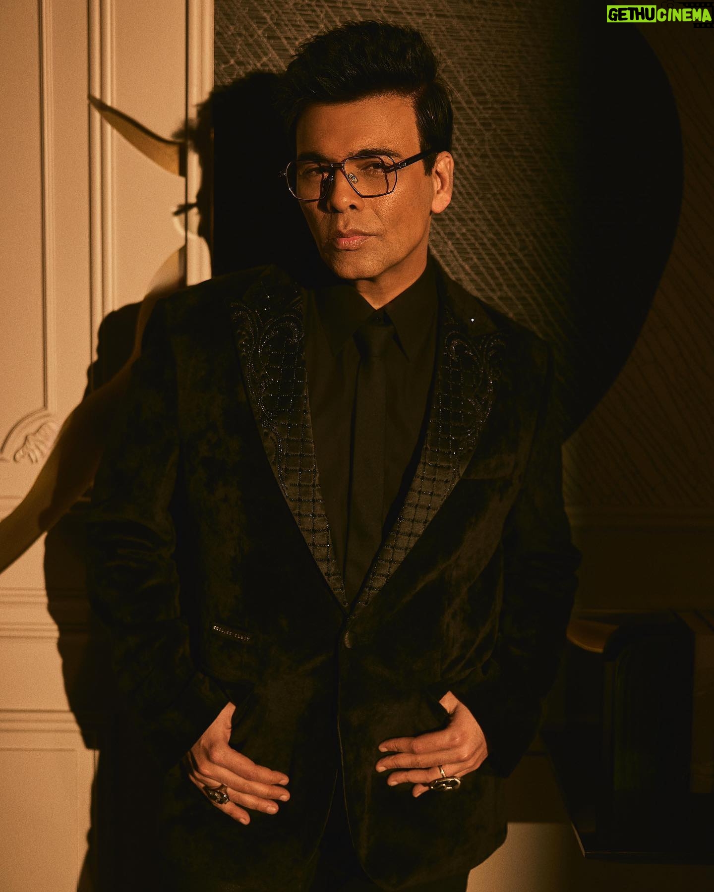 Eka Lakhani Instagram - Owning the moment! Spotlight ready! 🖤 @karanjohar last night for @criticschoiceindia awards. Wearing @philipppleinofficial Eyewear @philipppleinofficial @rkumaropticians Ring @vetements_official @amrapalijewels Footwear @coppermallet #StyledByEka Style team @arpita.kc @mayuri_srivastava @team___e Hair @rajeev_gogoi Makeup @paresh_kalgutkar Managed by @len5bm Photographed by @sheldon.santos #KaranJohar #TeamE #SuitUp #CriticsChoice