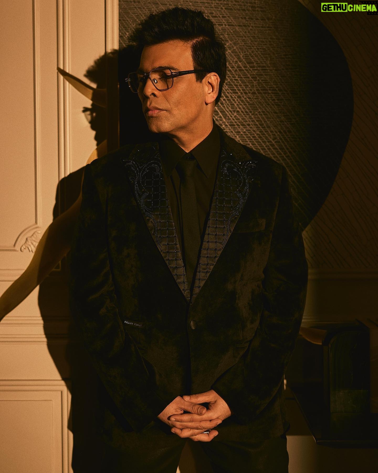Eka Lakhani Instagram - Owning the moment! Spotlight ready! 🖤 @karanjohar last night for @criticschoiceindia awards. Wearing @philipppleinofficial Eyewear @philipppleinofficial @rkumaropticians Ring @vetements_official @amrapalijewels Footwear @coppermallet #StyledByEka Style team @arpita.kc @mayuri_srivastava @team___e Hair @rajeev_gogoi Makeup @paresh_kalgutkar Managed by @len5bm Photographed by @sheldon.santos #KaranJohar #TeamE #SuitUp #CriticsChoice