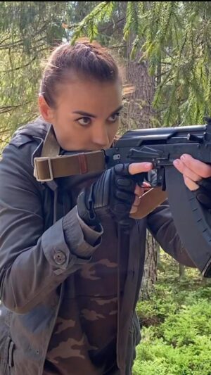 Ekaterina Vladimirova Instagram - Решила выложить свои навыки. Я очень люблю стрелять. И боксировать. И применять эти навыки в кино ❤️ #практическаястрельба #бокс #актриса