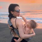 Ekaterina Ivanchikova Instagram - Мы вернулись домой! В самолётах у нас было так много взаимодействия: Лёву научили немцы и англичане давать пять, пели ему песни на разных языках, потом во всех кафе, на пляже он всё больше доверял людям, трогал их лица , а они всячески проявляли к нему интерес, и главное, все разговаривали на своём😅, чтобы понимал только он и собеседник(секретики)! И тут Лёва стал странно напрягать язык, дуть щёки, кивать, активно жестикулируя и крутя запястьями - он пытается говорииить! Он хочет всем- всем ответить и очень торопится!🥺 Так много слов хочет сказать этому миру! Последнюю неделю отдыха Лев перестал бояться океана, ползал по кромке самостоятельно и, отрывая колени от земли, разгонялся до турбо-режима. Несколько раз вставал у опоры, отходил от нее на шаг и стоял самостоятельно минуту, пока не вспоминал, что еще не ходит😄 Землю и муравьев мы попробовали еще в первую неделю- не понравилось, вернулись к обычной еде! Понравился кокос и этот мягкий слой внутри - соскребать пальцами и в рот, а там уже плюс 5 зубов за три недели! Дома Лёва бросился в свой манеж и стал перебирать все оставленные игрушки. Минут 20 он по очереди уделял время каждой, вращал, проверял, всё ли на месте. Мы стояли над ним и видели такого повзрослевшего парня! Он знает, где его дом, скучает по игрушкам, по манежу, но при этом очень любит путешествовать и встречать новых людей, улыбающихся людей! Он показал нам мир любящих и понимающих людей! Так происходит обещанное- любовь масштабируется!❤️ Теперь, когда мне скажут, что ребенок ничего не понимает до семи и нет смысла брать его в путешествия и дарить впечатления, я скажу-зайдите ко мне на страницу и почитайте истории под постом, а?! Кстати, можете написать о том, что вы помните до семи лет! Я хочу, чтобы мы задавили эту теорию фактами!