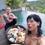 Ekaterina Ivanchikova Instagram - Мы вернулись домой! В самолётах у нас было так много взаимодействия: Лёву научили немцы и англичане давать пять, пели ему песни на разных языках, потом во всех кафе, на пляже он всё больше доверял людям, трогал их лица , а они всячески проявляли к нему интерес, и главное, все разговаривали на своём😅, чтобы понимал только он и собеседник(секретики)! И тут Лёва стал странно напрягать язык, дуть щёки, кивать, активно жестикулируя и крутя запястьями - он пытается говорииить! Он хочет всем- всем ответить и очень торопится!🥺 Так много слов хочет сказать этому миру! Последнюю неделю отдыха Лев перестал бояться океана, ползал по кромке самостоятельно и, отрывая колени от земли, разгонялся до турбо-режима. Несколько раз вставал у опоры, отходил от нее на шаг и стоял самостоятельно минуту, пока не вспоминал, что еще не ходит😄 Землю и муравьев мы попробовали еще в первую неделю- не понравилось, вернулись к обычной еде! Понравился кокос и этот мягкий слой внутри - соскребать пальцами и в рот, а там уже плюс 5 зубов за три недели! Дома Лёва бросился в свой манеж и стал перебирать все оставленные игрушки. Минут 20 он по очереди уделял время каждой, вращал, проверял, всё ли на месте. Мы стояли над ним и видели такого повзрослевшего парня! Он знает, где его дом, скучает по игрушкам, по манежу, но при этом очень любит путешествовать и встречать новых людей, улыбающихся людей! Он показал нам мир любящих и понимающих людей! Так происходит обещанное- любовь масштабируется!❤️ Теперь, когда мне скажут, что ребенок ничего не понимает до семи и нет смысла брать его в путешествия и дарить впечатления, я скажу-зайдите ко мне на страницу и почитайте истории под постом, а?! Кстати, можете написать о том, что вы помните до семи лет! Я хочу, чтобы мы задавили эту теорию фактами!