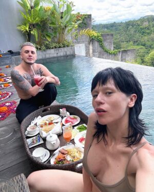Ekaterina Ivanchikova Instagram - Мы вернулись домой!
В самолётах у нас было так много взаимодействия: Лёву научили немцы и англичане давать пять, пели ему песни на разных языках, потом во всех кафе, на пляже
он всё больше доверял людям, трогал их лица , а они всячески проявляли к нему интерес, и главное, все разговаривали на своём😅, чтобы понимал только он и собеседник(секретики)!

И тут Лёва стал странно напрягать язык, дуть щёки, кивать, активно жестикулируя и крутя запястьями - он пытается говорииить! Он хочет всем- всем ответить и очень торопится!🥺 Так много слов хочет сказать этому миру!

Последнюю неделю отдыха Лев перестал бояться океана, ползал по кромке самостоятельно и, отрывая колени от земли, разгонялся  до турбо-режима. Несколько раз вставал у опоры, отходил от нее на шаг и стоял самостоятельно минуту, пока не вспоминал, что еще не ходит😄

Землю и муравьев мы попробовали еще в первую неделю- не понравилось, вернулись к обычной еде! Понравился кокос и этот мягкий слой внутри - соскребать пальцами и в рот, а там уже плюс 5 зубов за три недели!

Дома Лёва бросился в свой манеж и стал перебирать все оставленные игрушки. Минут 20 он по очереди уделял время каждой, вращал, проверял, всё ли на месте.
Мы стояли над ним и видели такого повзрослевшего парня! Он знает, где его дом, скучает по игрушкам, по манежу, но при этом очень любит путешествовать и встречать новых людей, улыбающихся людей! Он показал нам мир любящих и понимающих людей! Так происходит обещанное- любовь масштабируется!❤️

Теперь, когда мне скажут, что ребенок ничего не понимает до семи и нет смысла брать его в путешествия и дарить впечатления, я скажу-зайдите ко мне на страницу и почитайте истории под постом, а?!

Кстати, можете написать о том, что вы помните до семи лет! Я хочу, чтобы мы задавили эту теорию фактами!