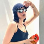 Ekaterina Ivanchikova Instagram - Мы вернулись домой! В самолётах у нас было так много взаимодействия: Лёву научили немцы и англичане давать пять, пели ему песни на разных языках, потом во всех кафе, на пляже он всё больше доверял людям, трогал их лица , а они всячески проявляли к нему интерес, и главное, все разговаривали на своём😅, чтобы понимал только он и собеседник(секретики)! И тут Лёва стал странно напрягать язык, дуть щёки, кивать, активно жестикулируя и крутя запястьями - он пытается говорииить! Он хочет всем- всем ответить и очень торопится!🥺 Так много слов хочет сказать этому миру! Последнюю неделю отдыха Лев перестал бояться океана, ползал по кромке самостоятельно и, отрывая колени от земли, разгонялся до турбо-режима. Несколько раз вставал у опоры, отходил от нее на шаг и стоял самостоятельно минуту, пока не вспоминал, что еще не ходит😄 Землю и муравьев мы попробовали еще в первую неделю- не понравилось, вернулись к обычной еде! Понравился кокос и этот мягкий слой внутри - соскребать пальцами и в рот, а там уже плюс 5 зубов за три недели! Дома Лёва бросился в свой манеж и стал перебирать все оставленные игрушки. Минут 20 он по очереди уделял время каждой, вращал, проверял, всё ли на месте. Мы стояли над ним и видели такого повзрослевшего парня! Он знает, где его дом, скучает по игрушкам, по манежу, но при этом очень любит путешествовать и встречать новых людей, улыбающихся людей! Он показал нам мир любящих и понимающих людей! Так происходит обещанное- любовь масштабируется!❤️ Теперь, когда мне скажут, что ребенок ничего не понимает до семи и нет смысла брать его в путешествия и дарить впечатления, я скажу-зайдите ко мне на страницу и почитайте истории под постом, а?! Кстати, можете написать о том, что вы помните до семи лет! Я хочу, чтобы мы задавили эту теорию фактами!