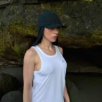 Ekaterina Ivanchikova Instagram - Мы вернулись домой! В самолётах у нас было так много взаимодействия: Лёву научили немцы и англичане давать пять, пели ему песни на разных языках, потом во всех кафе, на пляже он всё больше доверял людям, трогал их лица , а они всячески проявляли к нему интерес, и главное, все разговаривали на своём😅, чтобы понимал только он и собеседник(секретики)! И тут Лёва стал странно напрягать язык, дуть щёки, кивать, активно жестикулируя и крутя запястьями - он пытается говорииить! Он хочет всем- всем ответить и очень торопится!🥺 Так много слов хочет сказать этому миру! Последнюю неделю отдыха Лев перестал бояться океана, ползал по кромке самостоятельно и, отрывая колени от земли, разгонялся до турбо-режима. Несколько раз вставал у опоры, отходил от нее на шаг и стоял самостоятельно минуту, пока не вспоминал, что еще не ходит😄 Землю и муравьев мы попробовали еще в первую неделю- не понравилось, вернулись к обычной еде! Понравился кокос и этот мягкий слой внутри - соскребать пальцами и в рот, а там уже плюс 5 зубов за три недели! Дома Лёва бросился в свой манеж и стал перебирать все оставленные игрушки. Минут 20 он по очереди уделял время каждой, вращал, проверял, всё ли на месте. Мы стояли над ним и видели такого повзрослевшего парня! Он знает, где его дом, скучает по игрушкам, по манежу, но при этом очень любит путешествовать и встречать новых людей, улыбающихся людей! Он показал нам мир любящих и понимающих людей! Так происходит обещанное- любовь масштабируется!❤️ Теперь, когда мне скажут, что ребенок ничего не понимает до семи и нет смысла брать его в путешествия и дарить впечатления, я скажу-зайдите ко мне на страницу и почитайте истории под постом, а?! Кстати, можете написать о том, что вы помните до семи лет! Я хочу, чтобы мы задавили эту теорию фактами!