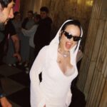 Ekaterina Ivanchikova Instagram - Вчера чувствовала себя цветущим гербером в окружении восхищенных взлядов, а сегодня сложный и нервный переезд в новое жилье. Грузовичков вообще не приехал к нам, пришлось самим вещи таскать на пятый, шлагбаум в новом доме не впускает, во дворе ремонт, нам сигналят, я сторожу вещи, мы с Лёней не разговариваем, ребенок проснулся, бабушка терпит… Так вот, вчера было прекрасно!😁😘✋