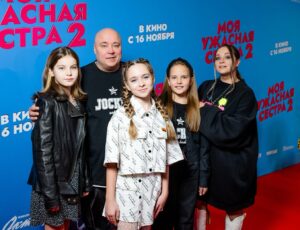 Ekaterina Kokorina Instagram - Уже по традиции) вместе с джокерятами @jockerschool  сходили вчера на премьеру «моя удачная сечтра2»😍 и, да! @pola__vina это не про тебя 😂😂😂❤️