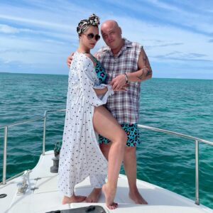 Ekaterina Kokorina Instagram - Родные, с праздником весны и красоты! Люблю вас безмерно! Хоть сегодня встречаю праздник без мужа, он смог удивить) покажу в сторис 😍😍😍 спасибо @dominickjocker ❤️