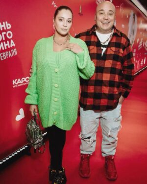 Ekaterina Kokorina Instagram - Мне вот интересно, почему мой @dominickjocker  тут такой одухотворенный???🤔🤔🤔 а, потому что мы пришли в кино на #деньслепоговалентина ❤️ и сразу праздника захотелось)😂