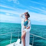 Ekaterina Kokorina Instagram - Могу сказать, что Куба нам очень понравилась! Очень красивый океан, Варадеро отличный чистый пляж. Но если вы поедете на Кубу, будьте готовы к контрастам! Мы были в Гаване-разрушенные дома прямо по соседству с шикарной архитектурой 17-19 веков. Отель был 5 звезд, НО!!! Это не Турция, ребят, и не Тай. Когда мы заехали в наш номер, мне стало страшно 😟 пришлось идти к управляющей просить сделать клининг заново, либо менять номер. Убрали, поменяли полотенца и постель, стало полегче 😂😂😂 для кубинцев это нормально! Любимое слово МАНЬЯНО 😂😂😂 то есть попозже) но через 2 дня пришла адаптация и мы с мужем @dominickjocker просто наслаждались друг другом, компанией и жизнью! Кому интересно, могу дать номер шикарного гида!!!