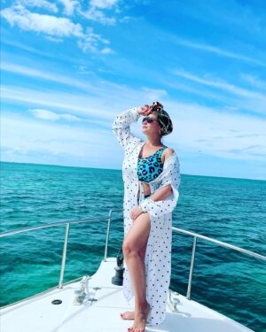 Ekaterina Kokorina Instagram - Могу сказать, что Куба нам очень понравилась!
Очень красивый океан, Варадеро отличный чистый пляж.
Но если вы поедете на Кубу, будьте готовы к контрастам! Мы были в Гаване-разрушенные дома прямо по соседству с шикарной архитектурой 17-19 веков.
Отель был 5 звезд, НО!!! Это не Турция, ребят, и не Тай. Когда мы заехали в наш номер, мне стало страшно 😟 пришлось идти к управляющей просить сделать клининг заново, либо менять номер. Убрали, поменяли полотенца и постель, стало полегче 😂😂😂 для кубинцев это нормально! Любимое слово МАНЬЯНО 😂😂😂 то есть попозже) но через 2 дня пришла адаптация и мы с мужем @dominickjocker просто наслаждались друг другом, компанией и жизнью!

Кому интересно, могу дать номер шикарного гида!!!