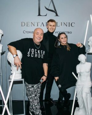 Ekaterina Kokorina Instagram - @stomatolog_artur  поздравляем тебя с открытием клиники @la_dentclinic 🤘🏽 теперь наши улыбки в надежных руках!!! Жди, скоро будем 🤩