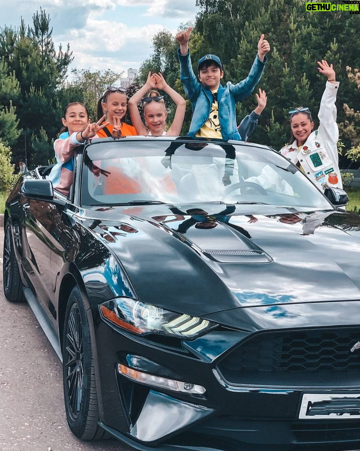 Ekaterina Kokorina Instagram - Вчера снимали клип с @jockerschool ) мои маленькие большие артисты!!! Люблю-не могу ❤️❤️❤️