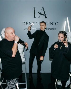 Ekaterina Kokorina Instagram - @stomatolog_artur  поздравляем тебя с открытием клиники @la_dentclinic 🤘🏽 теперь наши улыбки в надежных руках!!! Жди, скоро будем 🤩