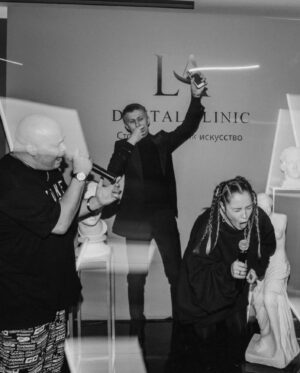 Ekaterina Kokorina Instagram - @stomatolog_artur  поздравляем тебя с открытием клиники @la_dentclinic 🤘🏽 теперь наши улыбки в надежных руках!!! Жди, скоро будем 🤩