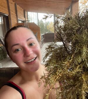 Ekaterina Kokorina Instagram - Вот и закончился наш мини-отпуск в Русских сезонах курорт Пересвет ☀️Уезжать не хочется, но работа не дремлет 😁 могу сказать, что это одно из самых прекрасных мест, которое мы посетили) здесь огромное количество развлекух на любой вкус. Баня, спа, боулинг, зоопарк!!! Для любителей спорта это просто сказка. 3 бассейна, один из которых горячий с выплывом на улицу. Есть даже ледовая арена 😱😱😱 короче, хочу вернуться сюда!!! Спасибо @peresvet_hotel_spa за чудесные 3 дня перезагрузки ❤️❤️❤️