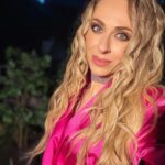 Ekaterina Morgunova Instagram - Ну что, с наступившим нас!))🥳Надеюсь, все встретили его красиво и вкусно и радостно!🤗 И утро у всех сегодня, надеюсь, было доброе!))) Мы вот на салатах-соленьях-холодцах с короткими перерывами, а ещё лобио и сациви..😋 Люблю этот «застольный» день под старые добрые фильмы..🤗 Ну и инсту полистать время есть😎 А вчера то как праздник встретили, дома по-семейному или где-то весёлой толпой? Пишите, потом статистику в сториз выложу😜 #екатеринаморгунова #снаступившим #стигриным #счастьярадостилюбви