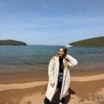 Ekaterina Morgunova Instagram - Владивосток. Японское море. Остров «Русский». Потрясающее место с особенной энергетикой..) Я очень рада, что побывала здесь🌊🫶 И хочу оставить это в своей ленте..)😎 #владивосток #островрусский #екатеринаморгунова #однаждывроссии #дзен #краб #гребешки #травянойчай #прекрасныелюди